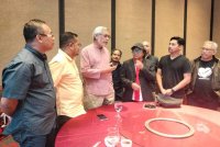 Khalid (tiga,kiri) beramah mesra bersama media selepas Majlis Ramah Mesra KADA pada Ahad malam.