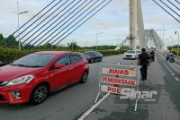 Aliran lalu lintas bergerak perlahan sekitar kawasan berdekatan Plaza Tol Putrajaya, tiada sebarang sekatan jalan raya yang dilihat setakat ini berdekatan laluan utama menuju Putrajaya susulan pendengaran rayuan bekas Perdana Menteri, Datuk Seri Najib Tun Razak pada pagi Isnin.