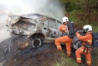 Anggota BBP Lenggong bertungkus-lumus memadam kebakaran sebuah kereta di Jalan Lenggong-Gerik berhampiran Kampung Baru Air Kala di sini pada Isnin. Foto JBPM Perak