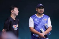 Rosman Razak (kanan) ketika hadir pada sesi latihan rasmi dan ujian gelanggang seawal jam 6.30 pagi sebelum kejohanan Petronas Terbuka Malaysia 2025 yang akan membuka tirainya esok ketika tinjauan di Axiata Arena Bukit Jalil hari ini. Foto Bernama