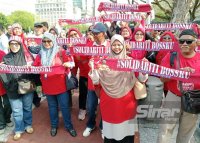 Ahli UMNO hadir di Istana Kehakiman, Putrajaya bagi menyatakan solidariti kepada bekas Perdana Menteri, Datuk Seri Najib Razak pada Isnin.