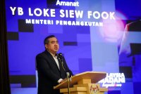 Anthony Loke ketika berucap pada majlis amanat tahun baharu 2025 Kementerian Pengangkutan hari ini. Foto Bernama