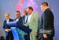 Anwar (dua dari kanan) dalam gimik perasmian kepada pengenalan logo TMM 2026. FOTO SINAR HARIAN/ASRIL ASWANDI SHUKOR