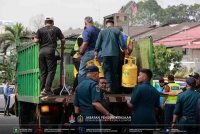 Sebanyak tujuh kes sitaan serta-merta turut dilaksanakan DBKL atas kesalahan meletakkan barangan perniagaan di tempat awam. - Foto DBKL