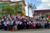 Sebahagian ahli koperasi dan peneroka yang hadir menunjukkan surat aduan sebelum diserahkan kepada SPRM.