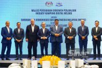 Menteri Komunikasi, Fahmi Fadzil (empat dari kiri) dan Ketua Menteri Melaka, Datuk Seri Ab. Rauf Yusoh (empat dari kanan) pada Majlis Pertukaran Dokumen Perjanjian (MoU) Inisiatif Kampung Digital Melaka antara Suruhanjaya Komunikasi dan Multimedia Malaysia (MCMC) dan Kerajaan Negeri Melaka di sebuah hotel di sini pada Isnin. FOTO: SINAR HARIAN / MOHD HALIM ABDUL WAHID