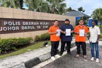 Abd Razak (dua dari kanan) membuat laporan polis di IPD Kulai pada Isnin.