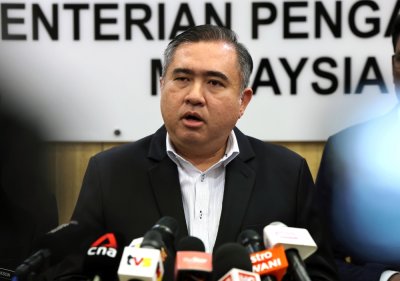 
Anthony Loke ketika sidang media di Kementerian Pengangkutan di Putrajaya pada Jumaat.