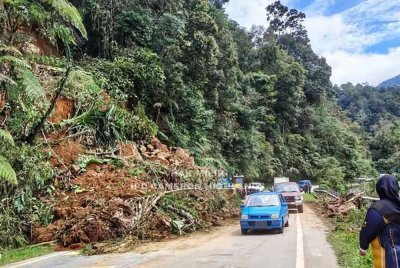 Kejadian tanah runtuh di Batu 33 Jalan Utama Ringlet ke Tanah Rata turut berlaku pada Isnin. Foto ihsan PDRM