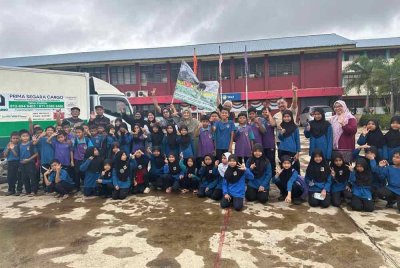 Skuad Sukarelawan AL Ahamdi bersama murid bergotong-royong membersihkan sekolah.