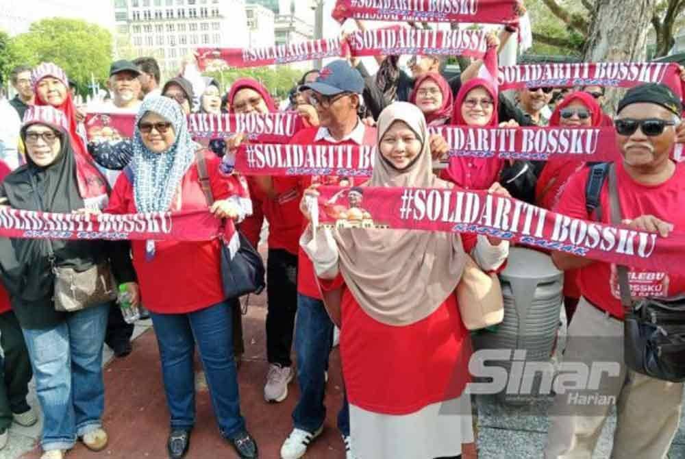 Para penyokong hadir memberikan sokongan kepada Najib pada Isnin. Foto hiasan