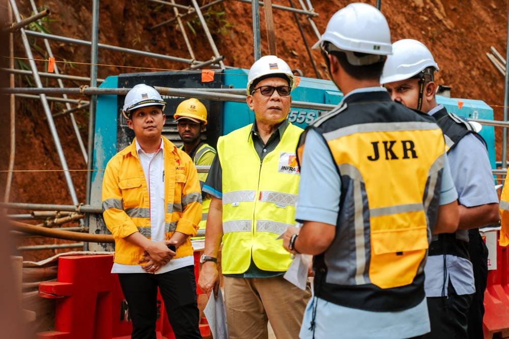 Exco Infrastruktur dan Pertanian Selangor, Datuk Ir Izham Hashim mengadakan lawatan ke tapak projek pemulihan cerun di Jalan Genting Peras Seksyen 32.460, Hulu Langat untuk meninjau kemajuan kerja-kerja pembaikan cerun.