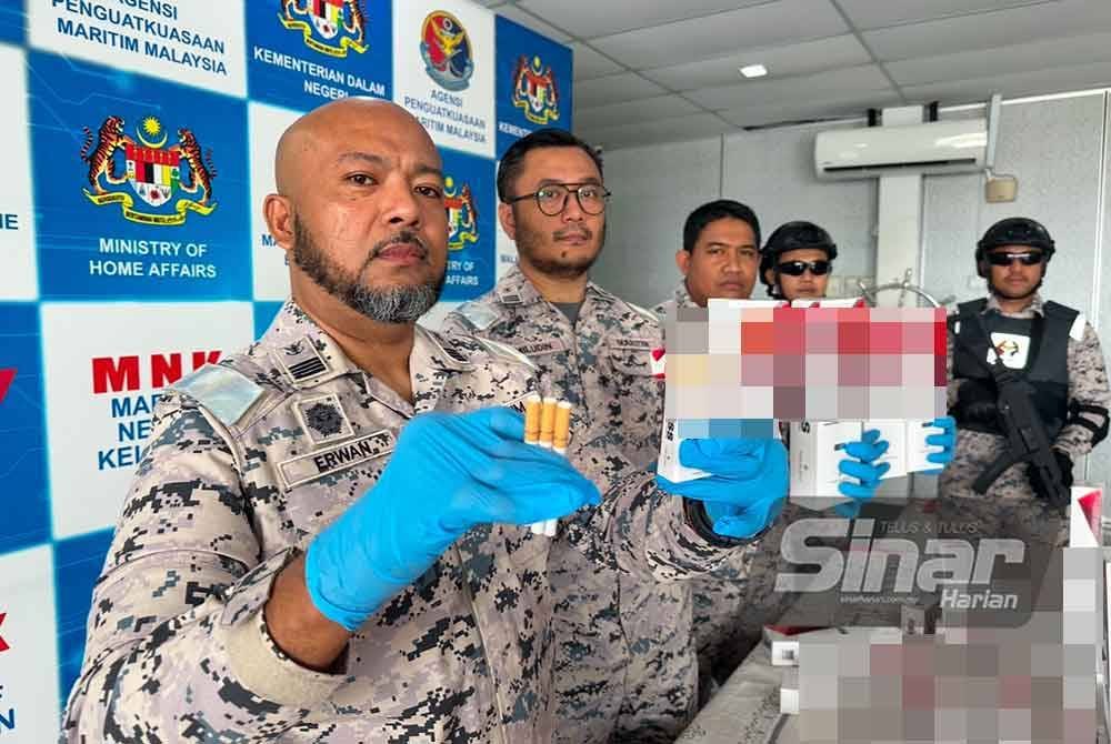 Erwan Shah (kiri) menunjukkan rokok-rokok dipercayai untuk pasaran di utara tanah air. Foto SINAR HARIAN-ADILA SHARINNI WAHID.