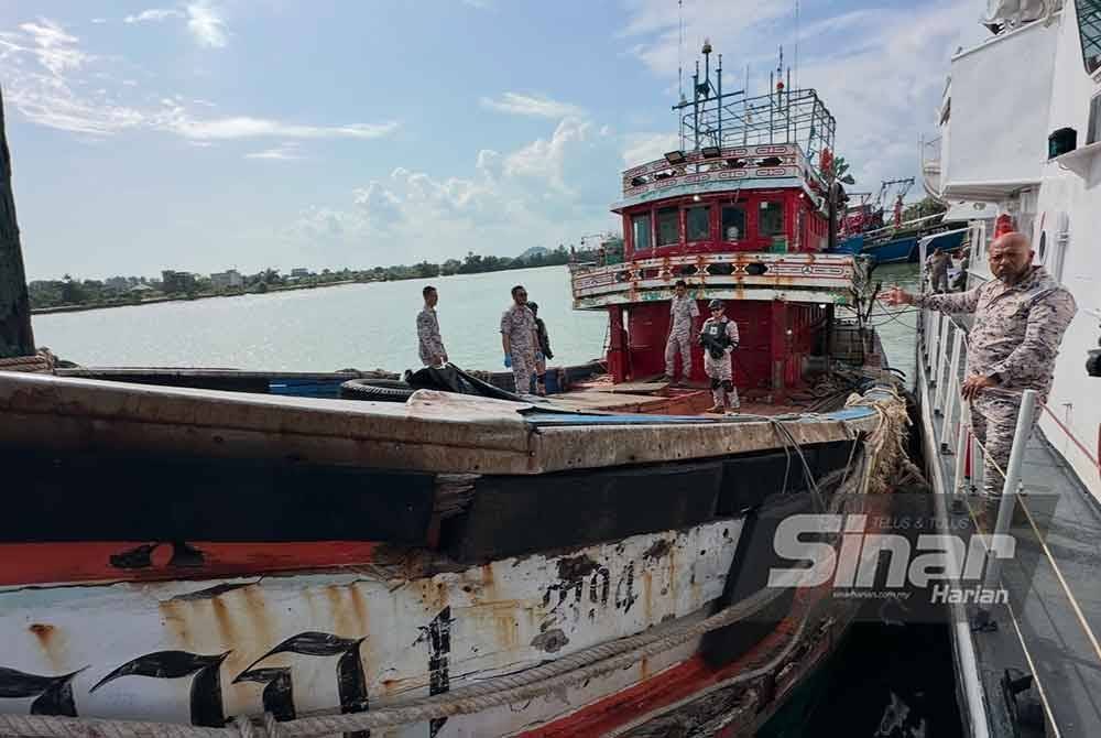 Erwan Shah menunjukkan kapal nelayan yang membawa rokok seludup. Foto SINAR HARIAN-ADILA SHARINNI WAHID.