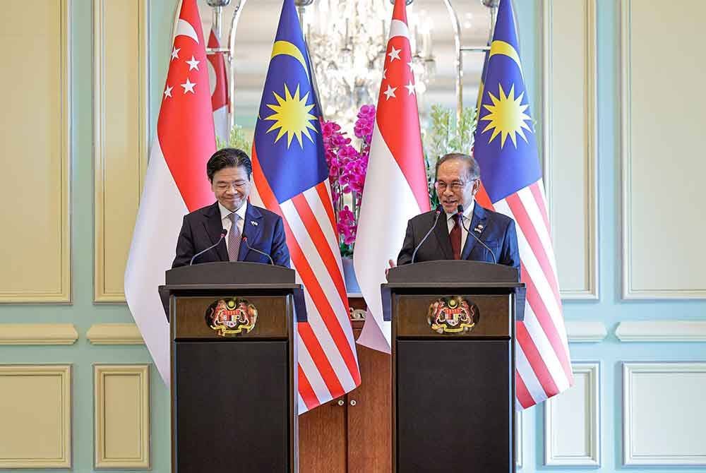 Anwar (kanan) bersama rakan sejawatnya dari Singapura Lawrence Wong mengadakan sidang media bersama di Perdana Putra pada Selasa. Foto Bernama