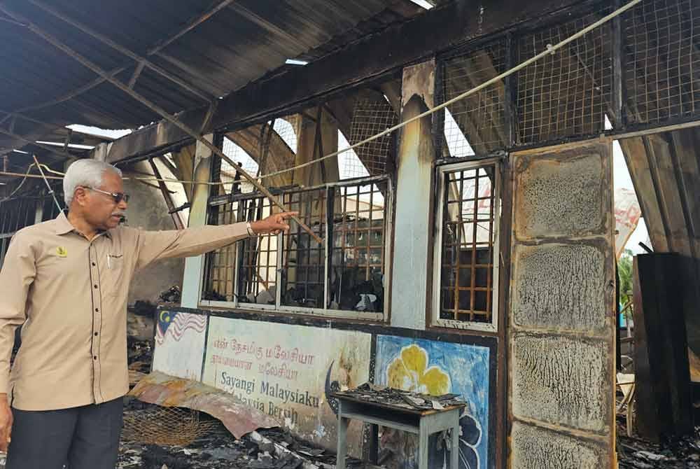 Sivanesan melawat sebahagian bangunan yang terjejas dalam insiden kebakaran di SJKT Ladang Ayer Tawar pada Selasa.