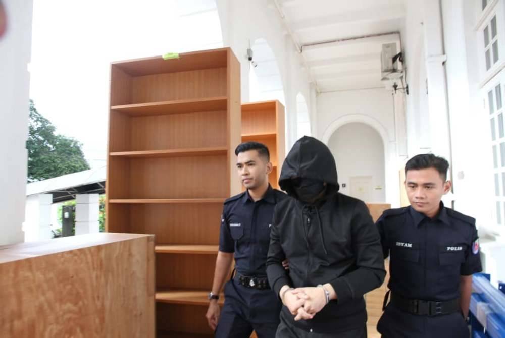 Mohd Nazri diiringi polis dibawa ke Mahkamah Tinggi Ipoh bagi prosiding perbicaraan kes yang masuk hari ke 19 pada Selasa.