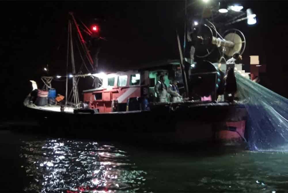 Maritim Malaysia menahan sebuah VNT di Sungai Janggut, Klang, Selangor kerana menangkap ikan di luar kawasan dan menggaji pekerja asing tanpa dokumen pada Selasa. Foto Maritim Malaysia