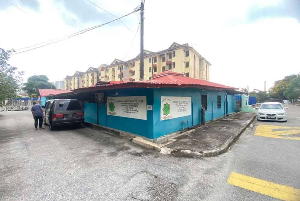 Surau Madrasah Tahfiz Hidayatul Ulum yang perlu dinaik taraf.