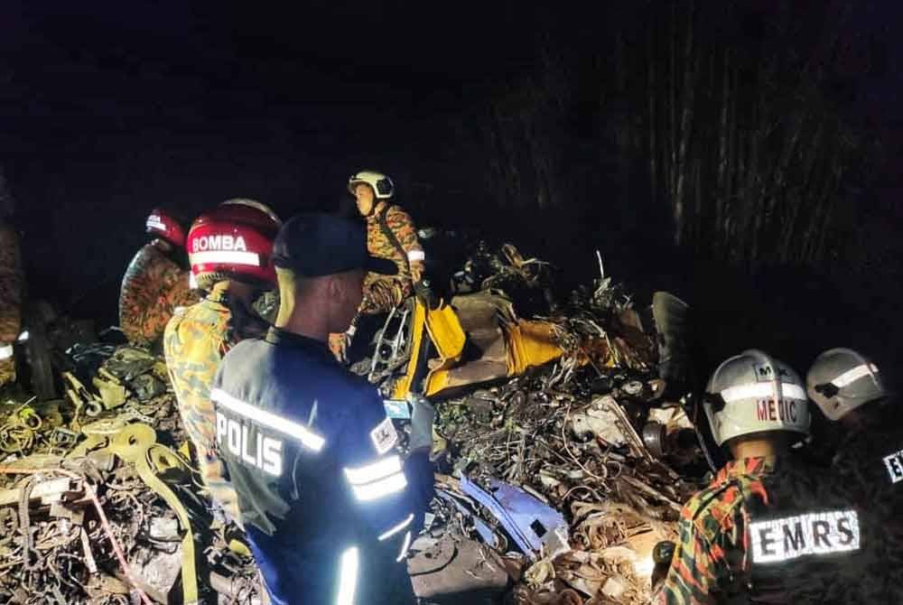 Anggota bomba melakukan pencarian dua mangsa yang tersepit selepas treler dinaiki mereka terbabas ke dalam gaung di KM 42.1 Lebuhraya Kuala Lumpur-Karak hala ke Bentong pada Isnin. Foto ihsan PDRM