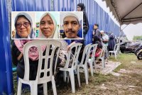 Waris hanya dibenarkan untuk menyaksikan proses penggalian dan pemindahan kubur di sebalik pagar zink. Gambar kecil: Ani, Rozita, dan Mohd Azuan Shamsir