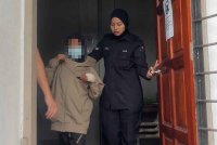 Tertuduh didakwa telah mencederakan ibu saudaranya dengan menggunakan sebilah pisau.