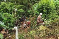 Anggota bomba mengangkat mayat mangsa selepas berjaya dikeluarkan dari bawah treler dan timbunan besi. FotoPDRM