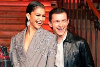 Zendaya (kiri) dan Tom Holland dilaporkan sudah bertunang. Foto Agensi