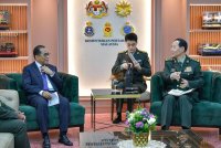 Mohamed Khaled (kiri) mengadakan pertemuan bersama Jeneral Liu Zhenli yang melakukan kunjungan hormat sempena lawatan rasminya ke Malaysia di Wisma Pertahanan hari ini. Foto Bernama