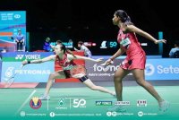 Pearly (kiri) dan Thinaah tumpas di tangan pasangan Indonesia dalam pusingan pertama Terbuka Malaysia di Bukit Jalil pada Selasa. Foto FB BAM