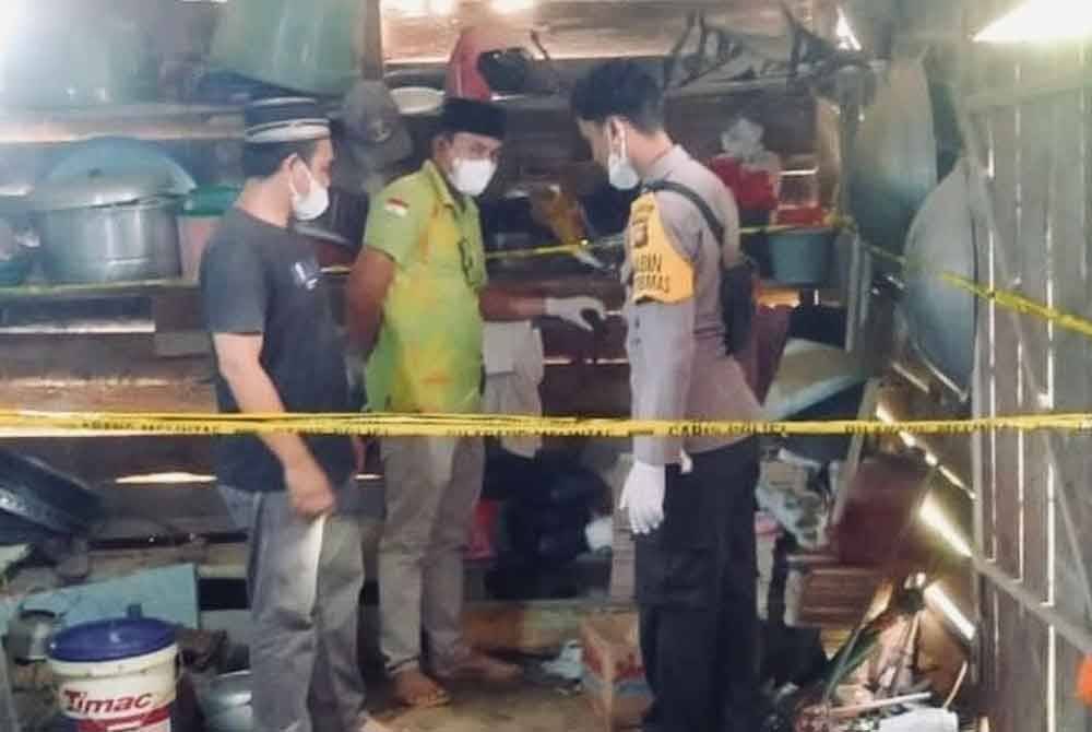 Polis ke lokasi kejadian bagi mencari bahan bukti. Foto Agensi