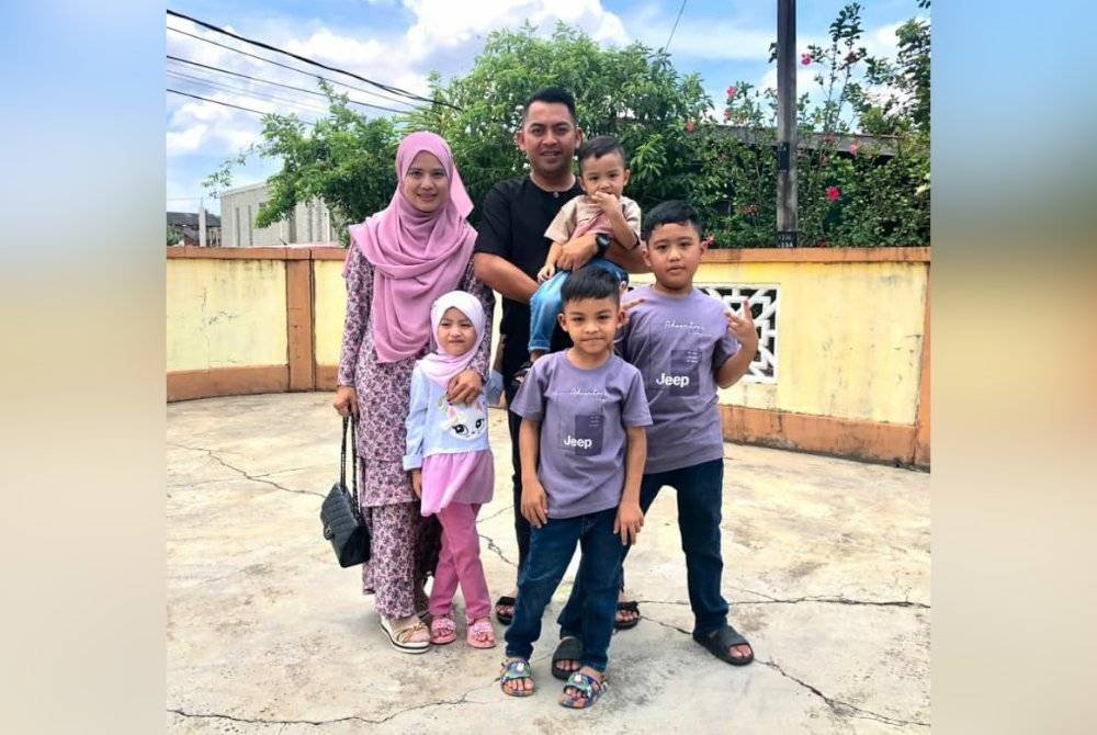 Nur Aiin Faridzat (kiri) dan suami, Mohd Syazwan (tengah) bersama empat cahaya mata mereka.