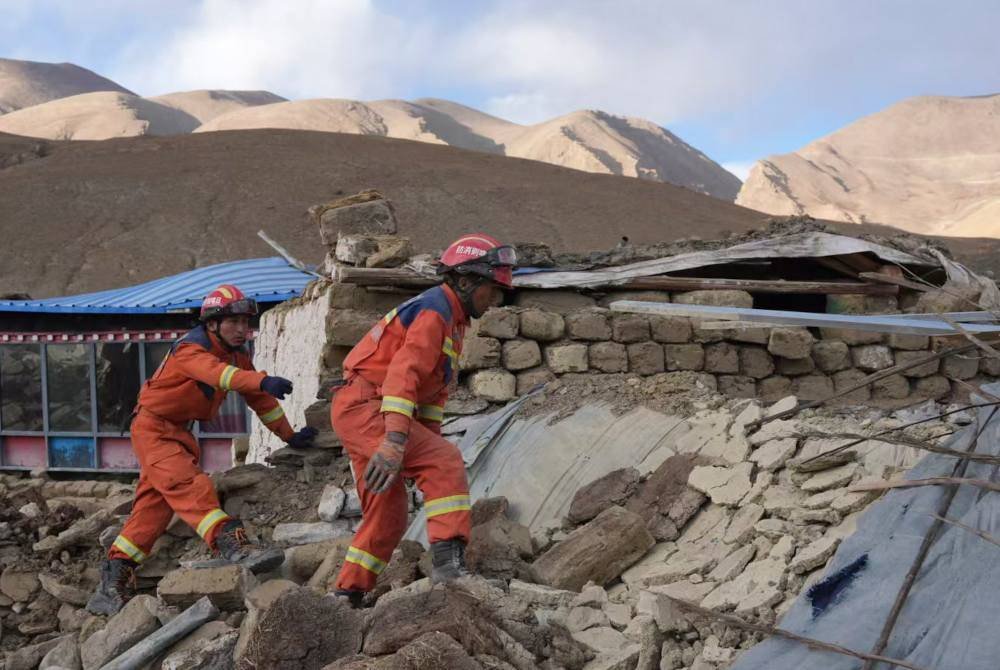 Pasukan penyelamat melakukan kerja-kerja menyelamat di sebuah kampung di Perbandaran Changsuo di Daerah Dingri di Xigaze, Wilayah Autonomi Xizang barat daya China. Foto Xinhua