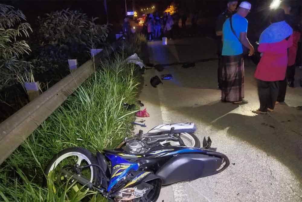 Keadaan motosikal ditunggang mangsa selepas terlanggar seekor lembu yang berada di tengah jalan.