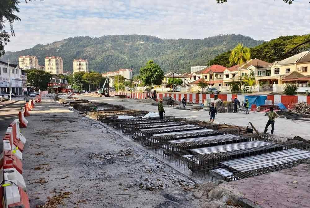 Kerja-kerja sedang dijalankan di bahagian tengah jalan menyebabkan hanya satu lorong dibuka untuk kedua-dua arah.