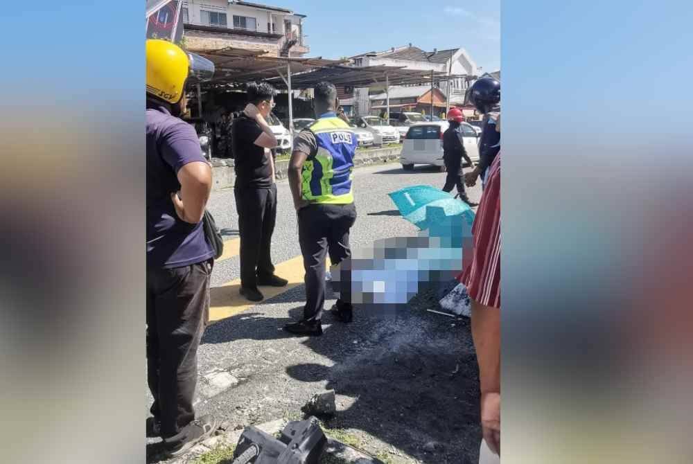 Howard Lee (dua dari kanan) turut berada di lokasi kejadian di Jalan Pasir Puteh, Ipoh. Foto FB Howard Lee