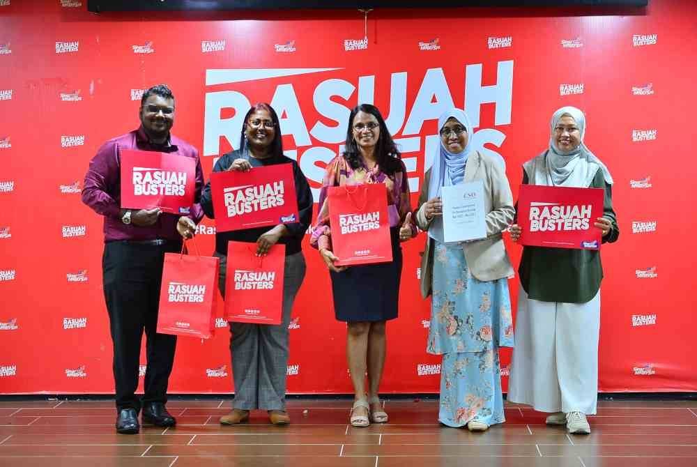 Faribel (tiga dari kiri) bergambar bersama Norhayati (dua dari kiri).