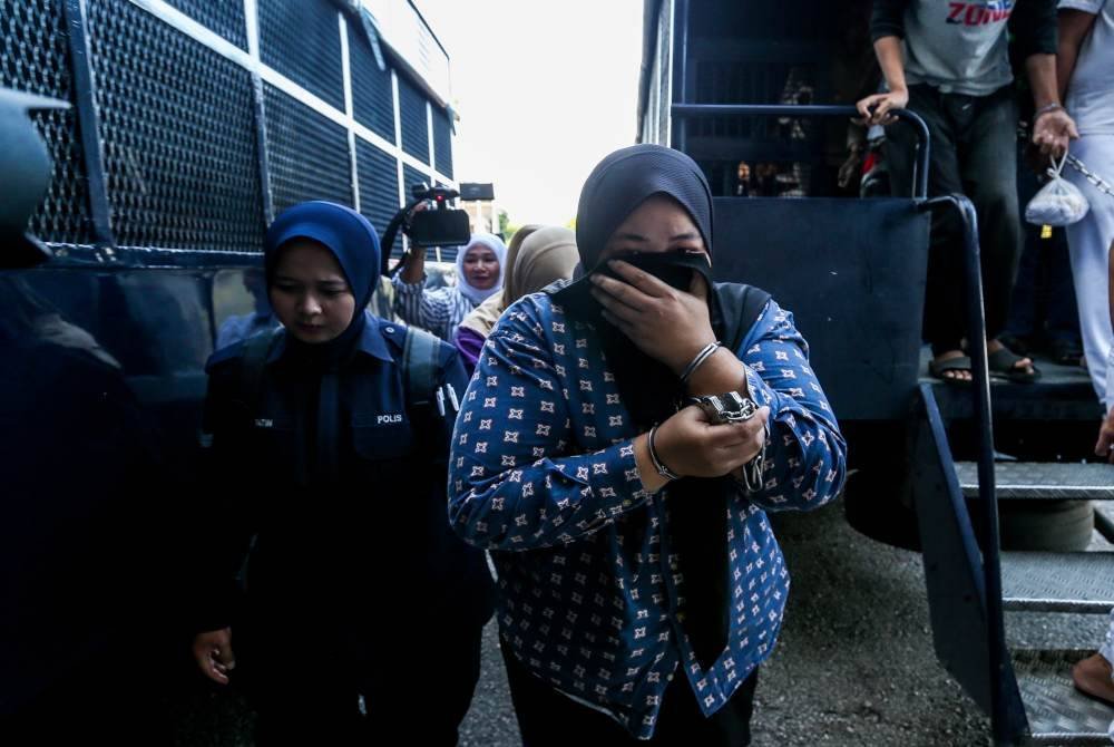 Nurul Haida dihadapkan ke Mahkamah Sesyen dan Majistret hari ini atas dua pertuduhan menganiaya dua anak tiri sehingga mengalami kecederaan dalam kejadian di Pengkalan Chepa, Jumaat lepas. Foto Bernama