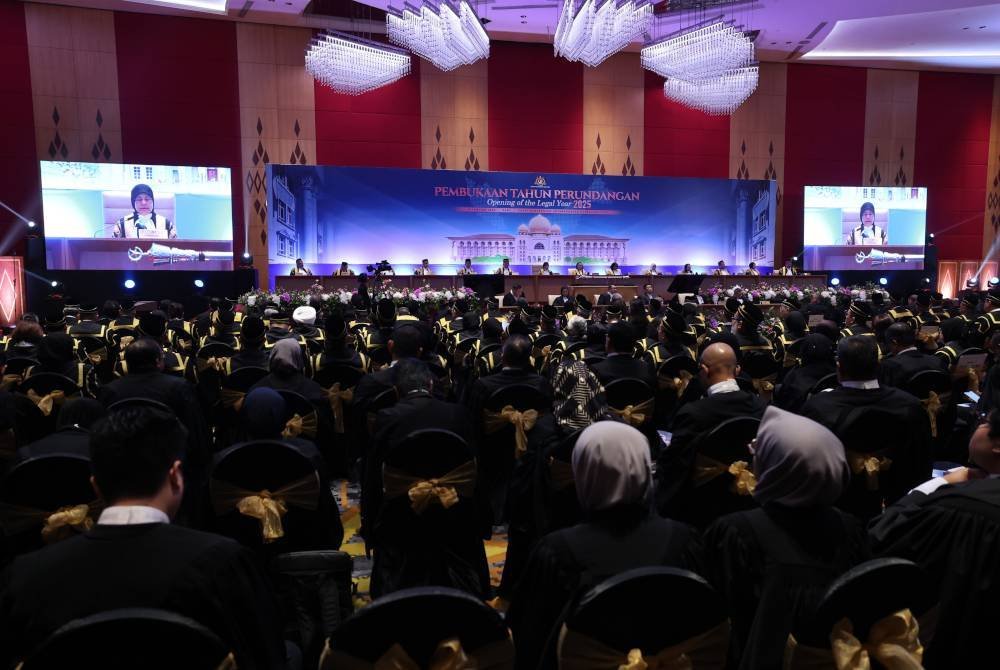 Ketua Hakim Negara, Tun Tengku Maimun Tuan Mat (tengah) pada Majlis Pembukaan Tahun Perundangan 2025 di Pusat Konvensyen Antarabangsa Putrajaya (PICC) pada Rabu. Foto Bernama