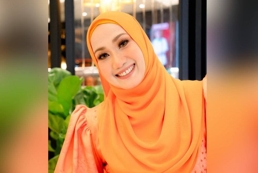 Amy Mastura masih nampak kekal muda biarpun pada usia 53 tahun.