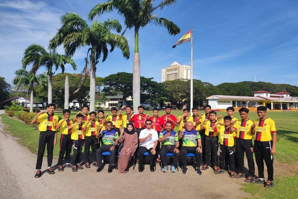 Shamsulbadri (duduk, tengah) bersama barisan pemain dan jurulatih skuad KSAH VIPER di hadapan Kolej Sultan Abdul Hamid pada Rabu.