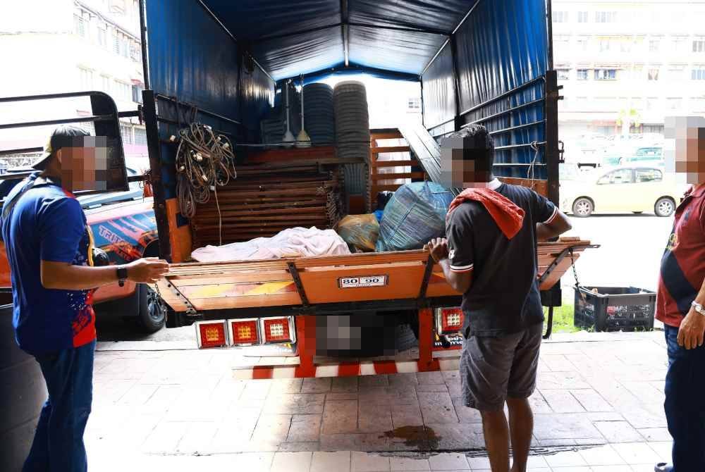 Bahagian Perisikan SPRM melancarkan Op Loader dan menahan lapan individu di sekitar Melaka dan Lembah Klang kerana disyaki terlibat dalam isu rasuah membabitkan pemeriksaan kenderaan perdagangan pada Rabu.