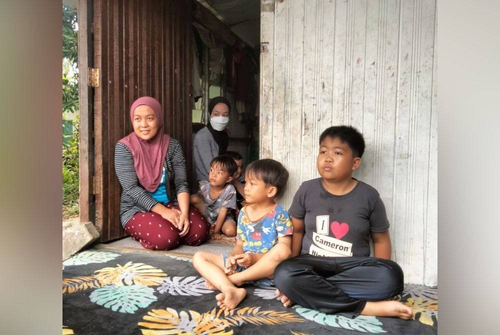 Nur Syakirah (kiri) bersama anak dan adik bongsunya, Mohd Syazwan.