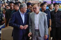 Ahmad Zahid (kiri) dan Anwar sering menjadi sasaran kritikan berhubung isu Titah Adendum Najib, namun Kerajaan Perpaduan dikatakan tidak tergugat.