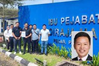 Muhammad Zubair (tengah) bersama barisan kepimpinan AMK membuat laporan di IPD Pekan pada Rabu. (Gambar kecil: Chan Kuang )