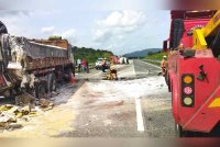 Keadaan di Kilometer (KM) 323.4 Lebuhraya Pantai Timur 2 (LPT2) di sini sesak seketika gara-gara sebuah lori membawa muatan barangan membuat kek terbabas lalu merempuh sebuah lori rosak di bahu jalan.