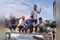 Muhammad Faiz (tiga dari kiri) meninjau projek akuakultur yang dilaksanakan di Pantai Merdeka pada Selasa.