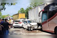 Kemalangan yang melibatkan lapan kenderaan di Lebuh SPA berhampiran persimpangan Pusat Simpanan Kenderaan Berat Gangsa,;di sini, pada pagi Rabu.