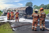 Pasukan bomba memadamkan kebakaran termasuk menggunakan buih.