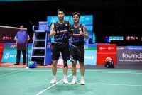 Aksi pemain beregu negara, Teo Ee Yi dan Ong Yew Sin ketika menentang lawan dari Indonesia, Fajar Alfian dan Muhammad Rian Ardianto pada pusingan ke-32 kejohanan Petronas Terbuka Malaysia di Axiata Arena Bukit Jalil hari ini.